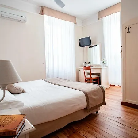 Aurora Hotel